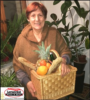 Irmhild Schweda beim Kräuter sammeln Irmhild Schweda beim Kräuter sammeln